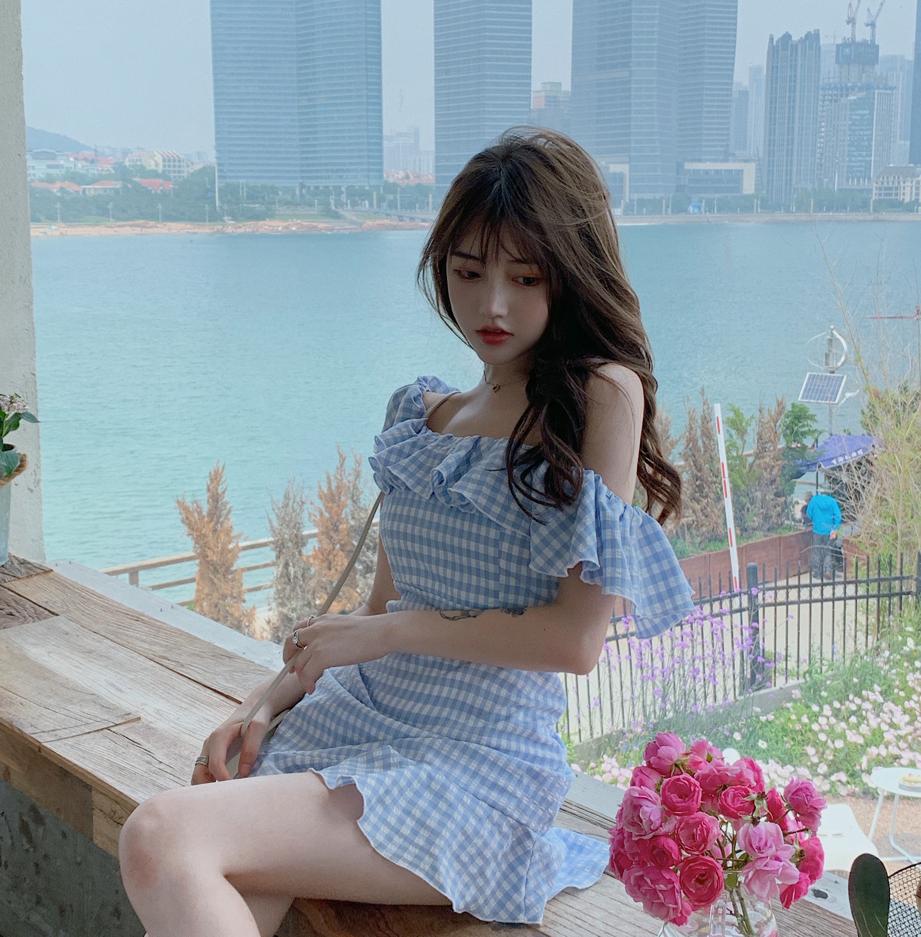 Váy kẻ hở vai bèo nhún - V004