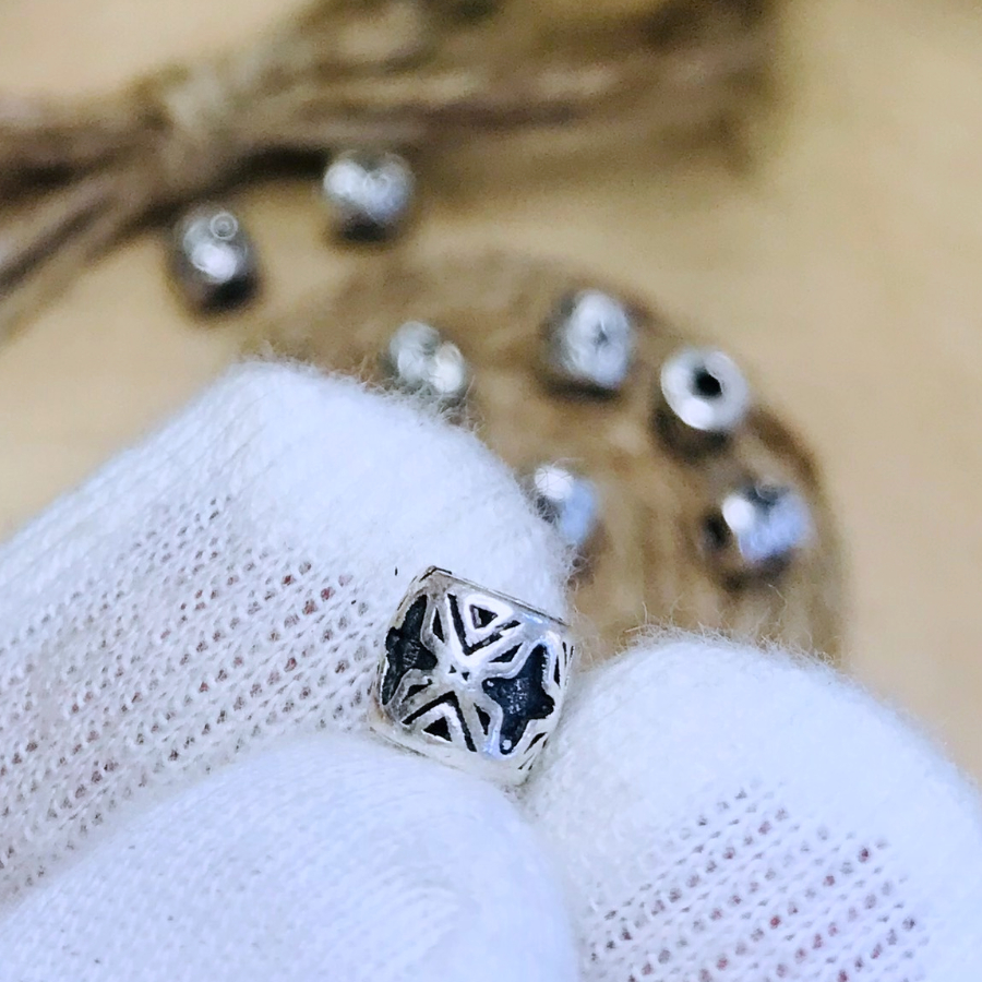 Charm bạc trụ in họa tiết