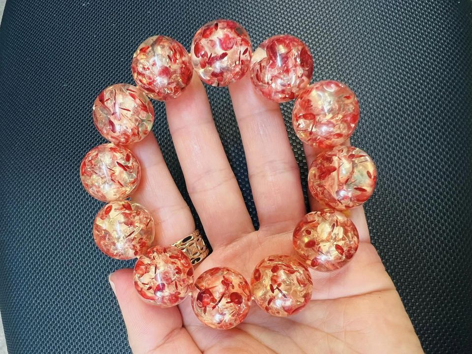 Vòng tay hổ phách bông đỏ size hạt 20li