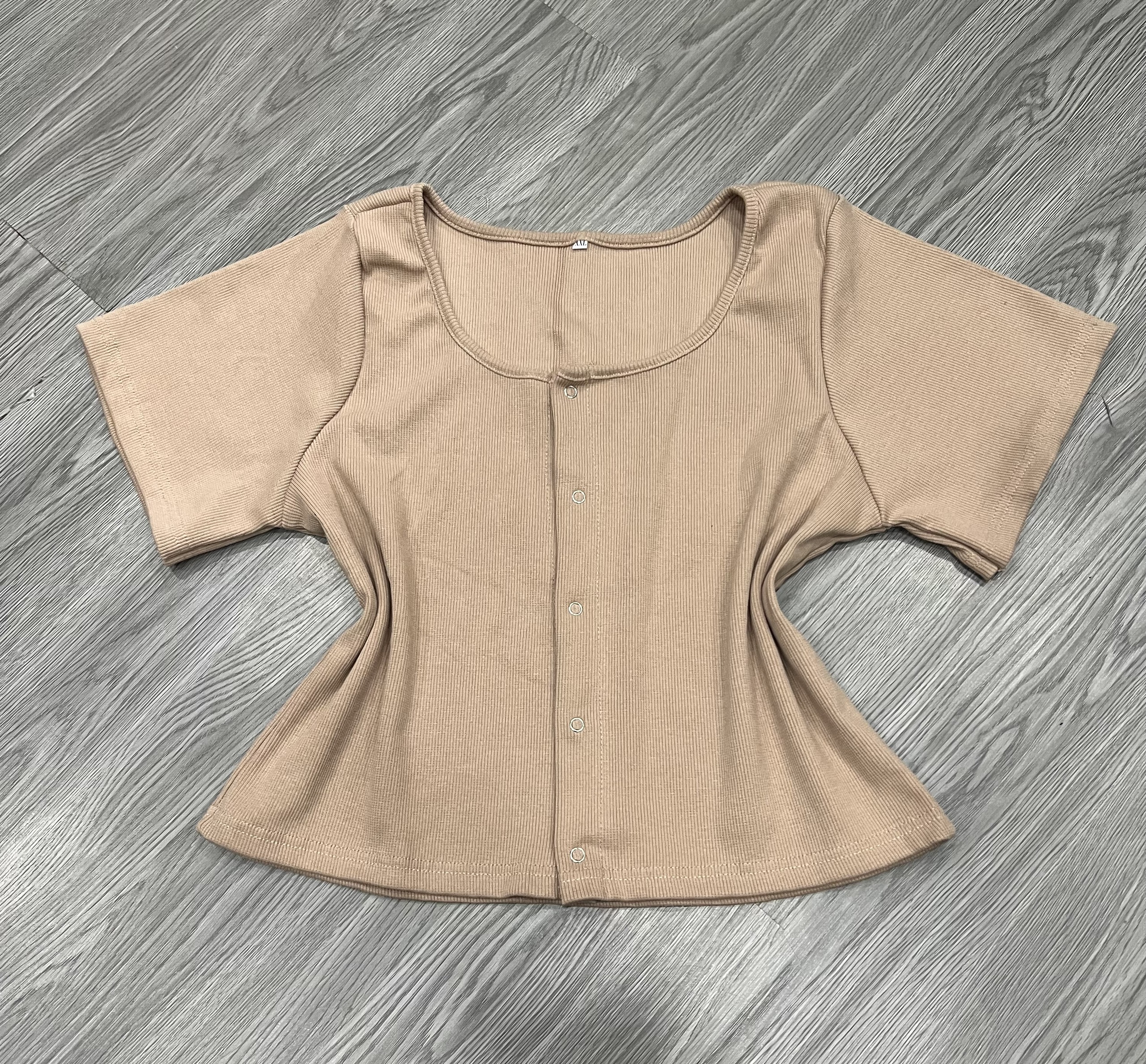 Áo thun cúc bấm nữ bigsize (Ảnh mẫu chụp tại shop).