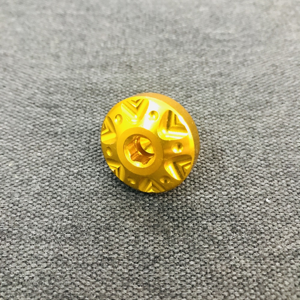 ỐC MÂM LỬA,ỐC MÂM ĐỀ KIỂU 6 CANH CHẤM BI TRANG TRÍ CHO XE EXCITER 150CC (MÀU VÀNG)