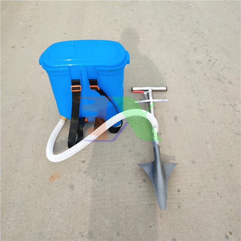(XẺNG BÓN PHÂN TỰ LẤP) Xẻng bón phân dạng thùng chứa TMP-03, Dụng cụ bón phân Inox đeo lưng, Máy bón phân