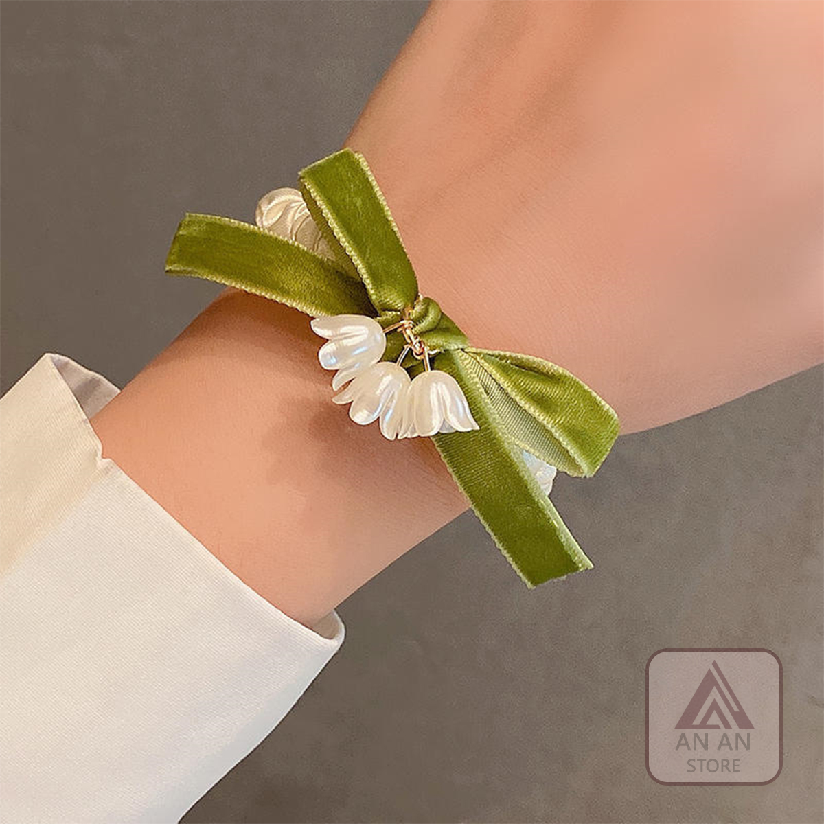 Cột Tóc Scrunchies Hoa Linh Lan Trắng