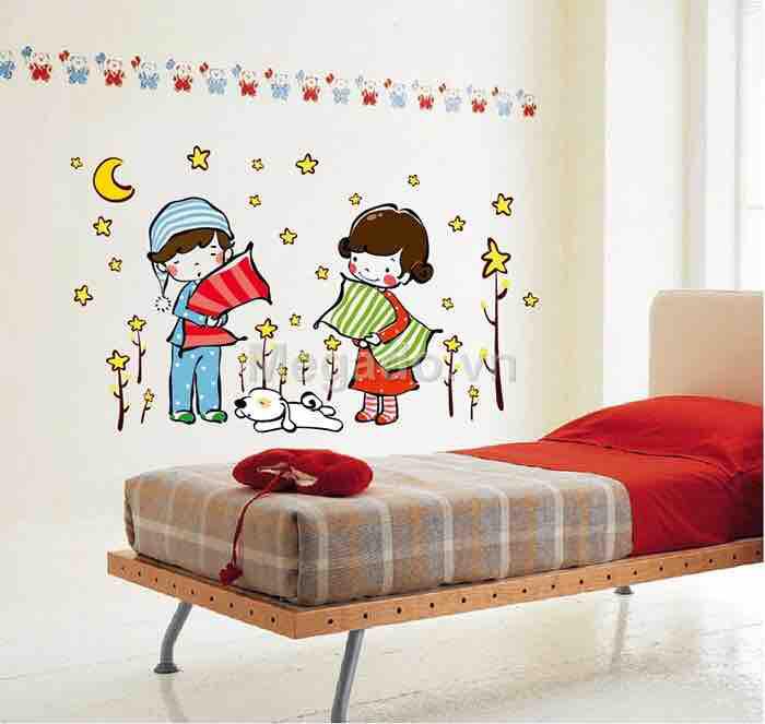 Decal tranh dán tường em bé ôm gối