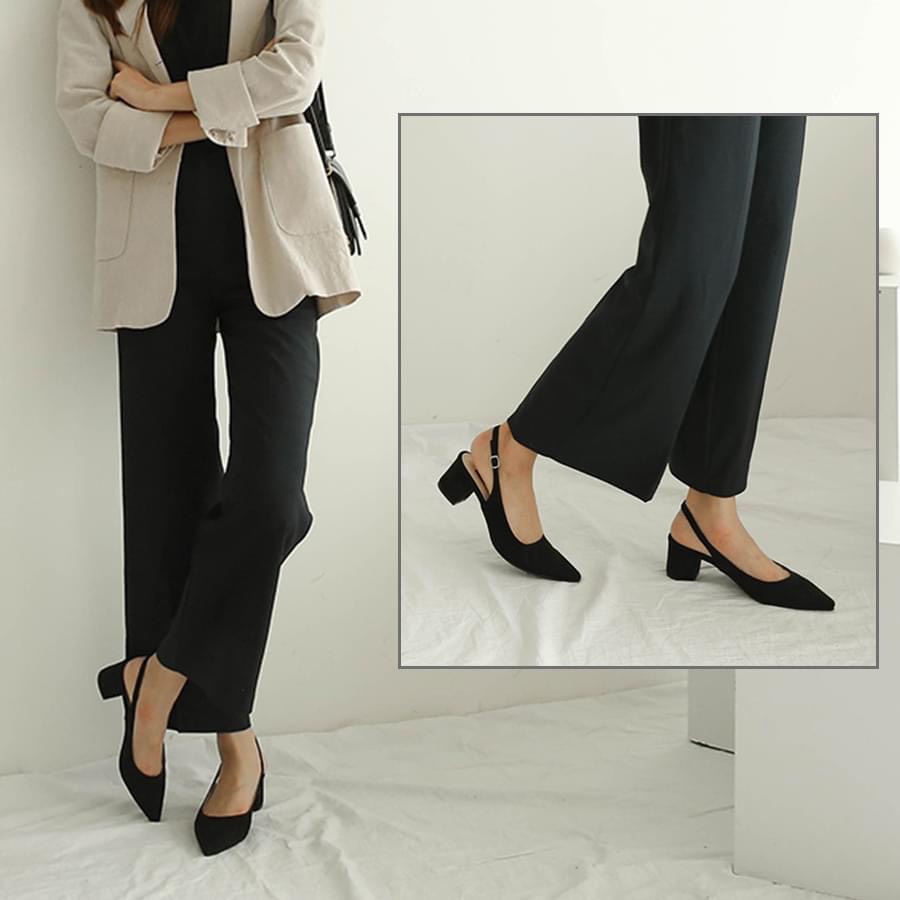 Giày cao gót slingback mũi nhọn gót vuông màu đen