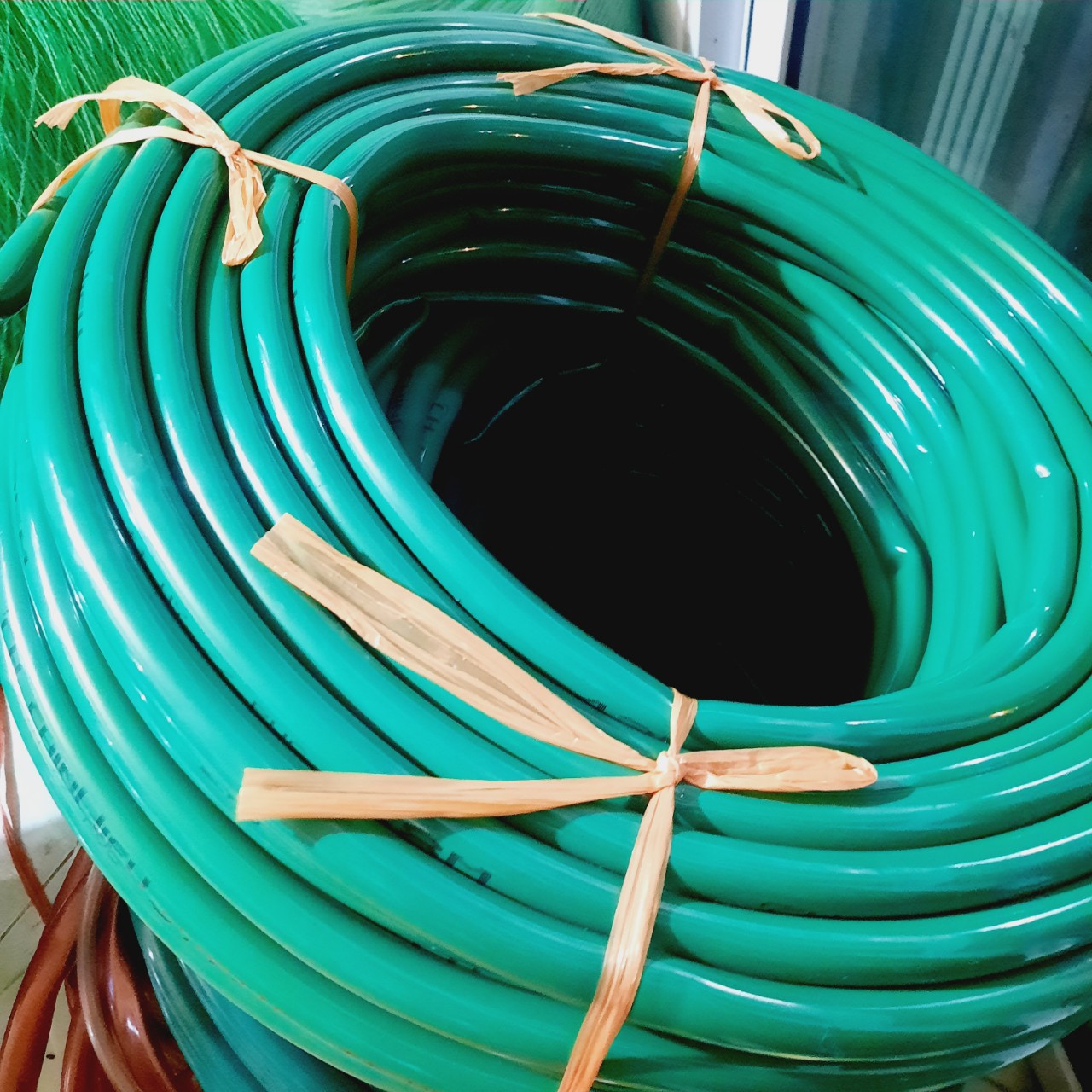 [ LOẠI ĐẸP] 1 Cuộn ống dẫn nước nhựa dẻo phi 21mm dày 1,3mm dài 50mét ( màu xanh )