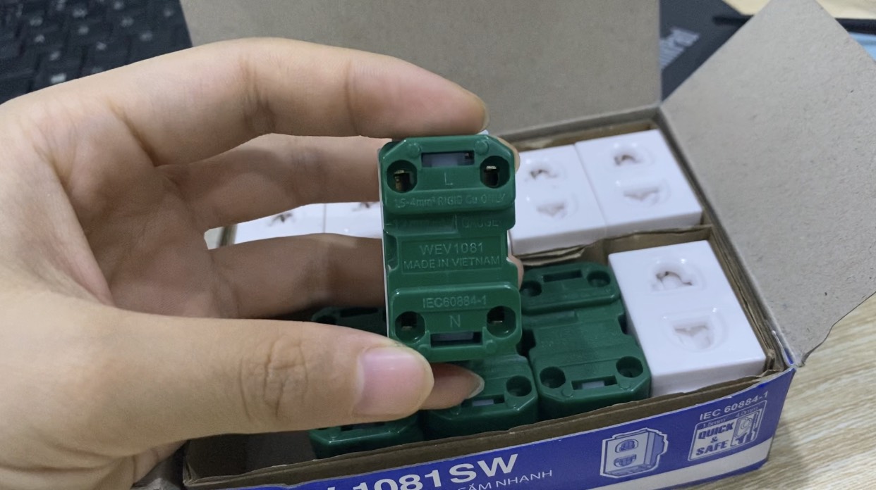 Ổ cắm đơn PANASONIC Wide có màng che