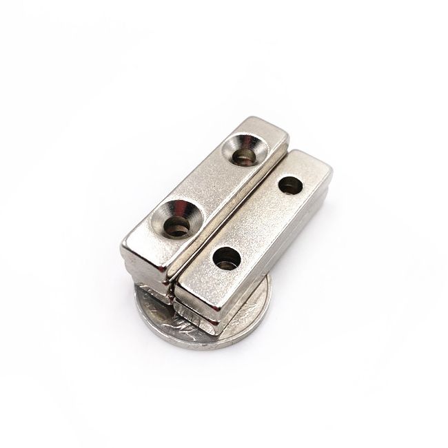 Nam châm vĩnh cửu 40x10x5mm có 2 lỗ bắt vít