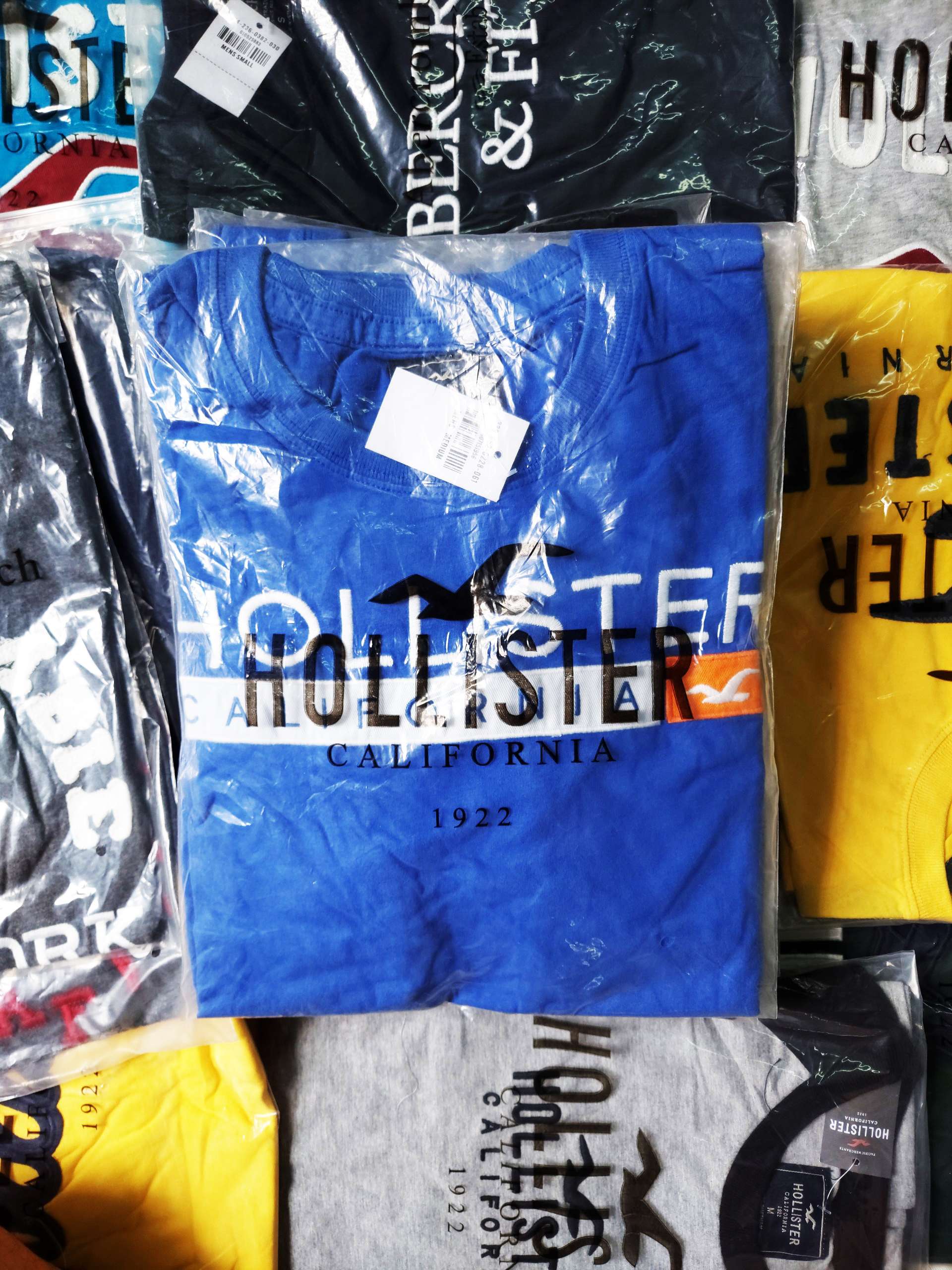 Áo thun Hollister White California