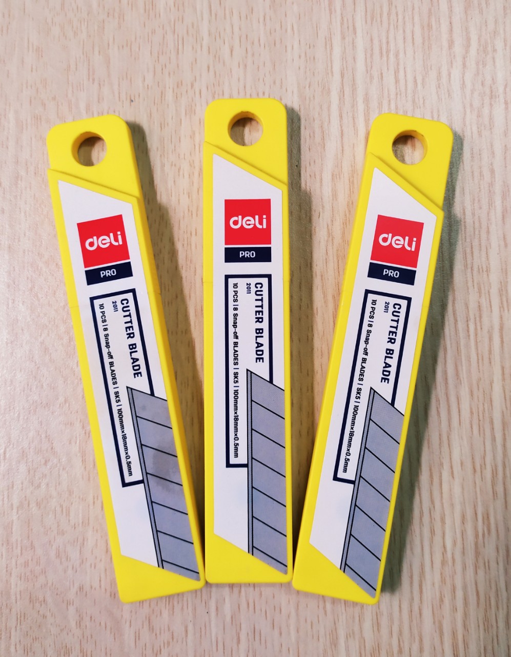 DELI Lưỡi dao rọc giấy văn phòng 09/18mm.