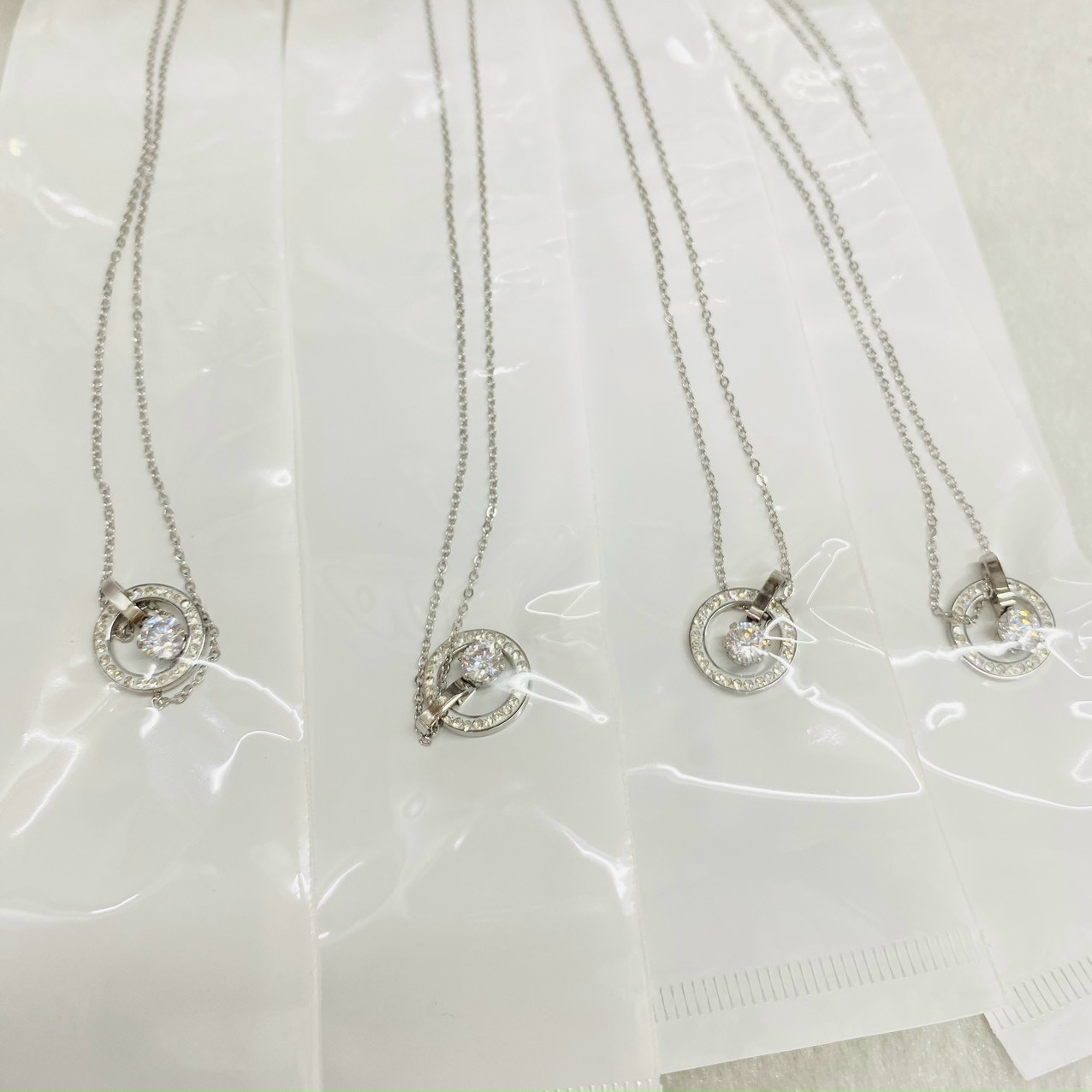 DÂY CHUYỀN TITAN ĐÍNH XOÀN ĐÁ TRẮNG & VÀNG