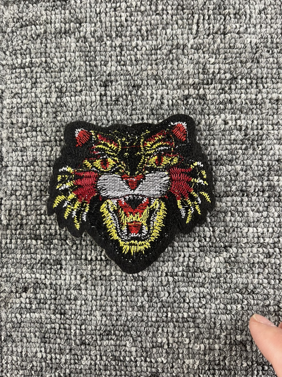 Miếng Sticker Thêu Ủi hình logo sói