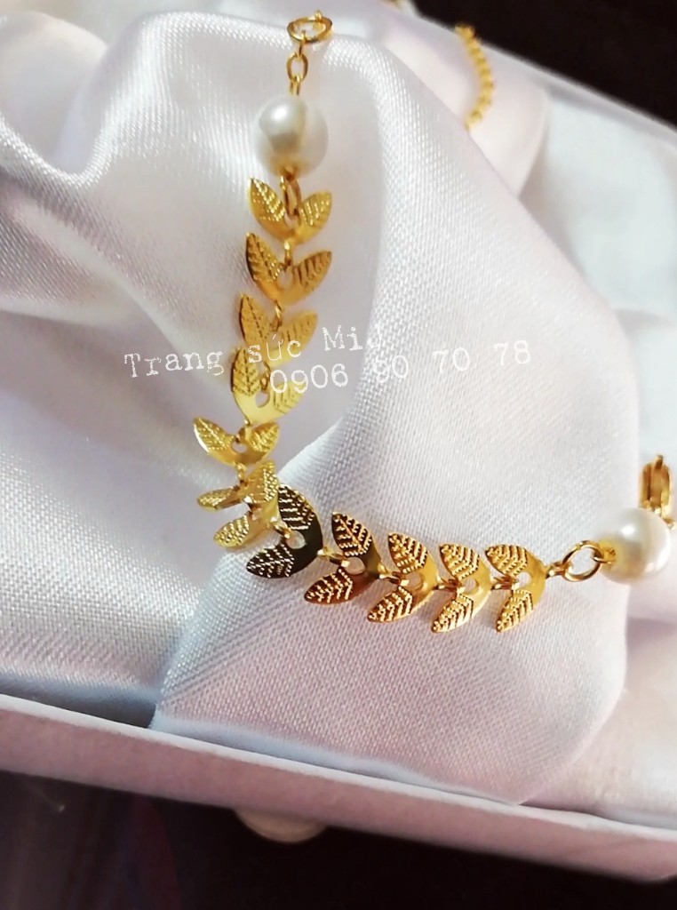 Lắc tay titan chiếc lá mạ vàng