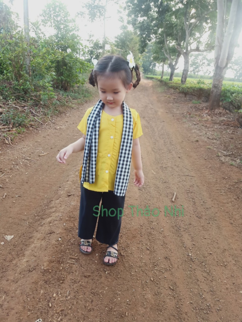 Bộ bà ba tặng kèm khăn rằn cho bé gái