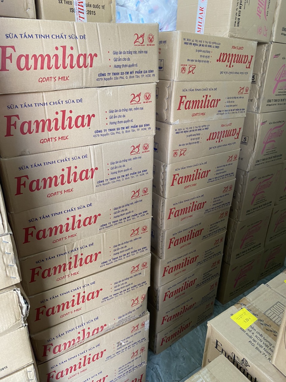 COMBO 2 CHAI SỮA TẮM DÊ FAMILIAR 1000ML. (MẪU MỚI).