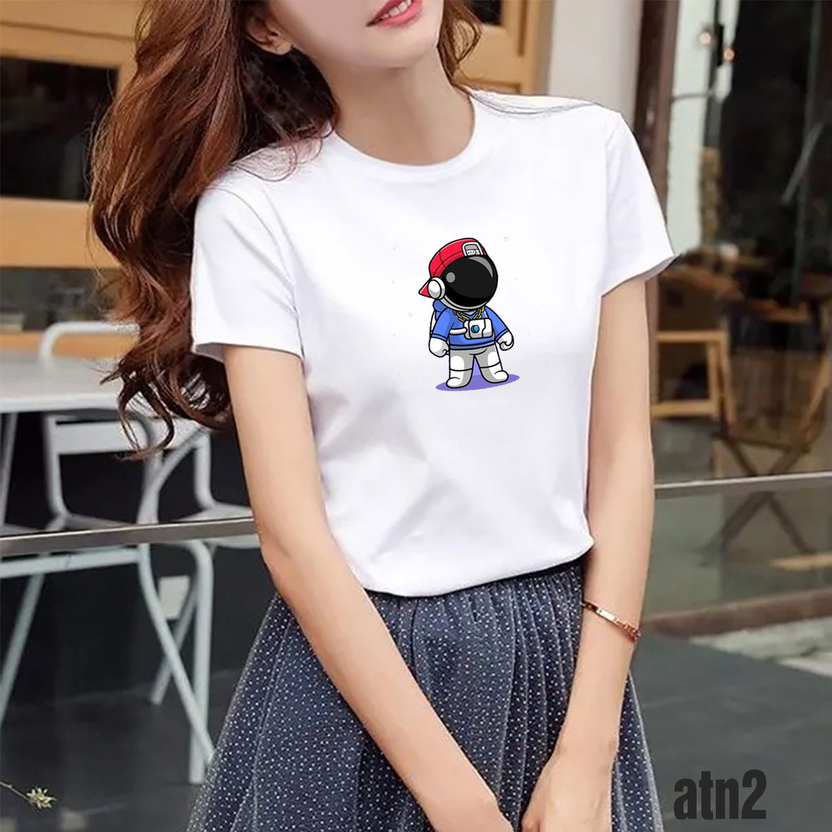 Áo thun nữ in hình phi hành gia cá tính
