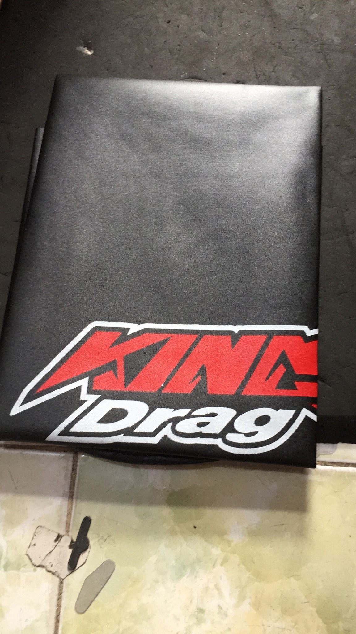 DA YÊN KING DRAG CHỬ NHỎ CHO XE MÁY VẢI CARBON- HÀNG CTY ( KHÁCH CHỌN MÀU )