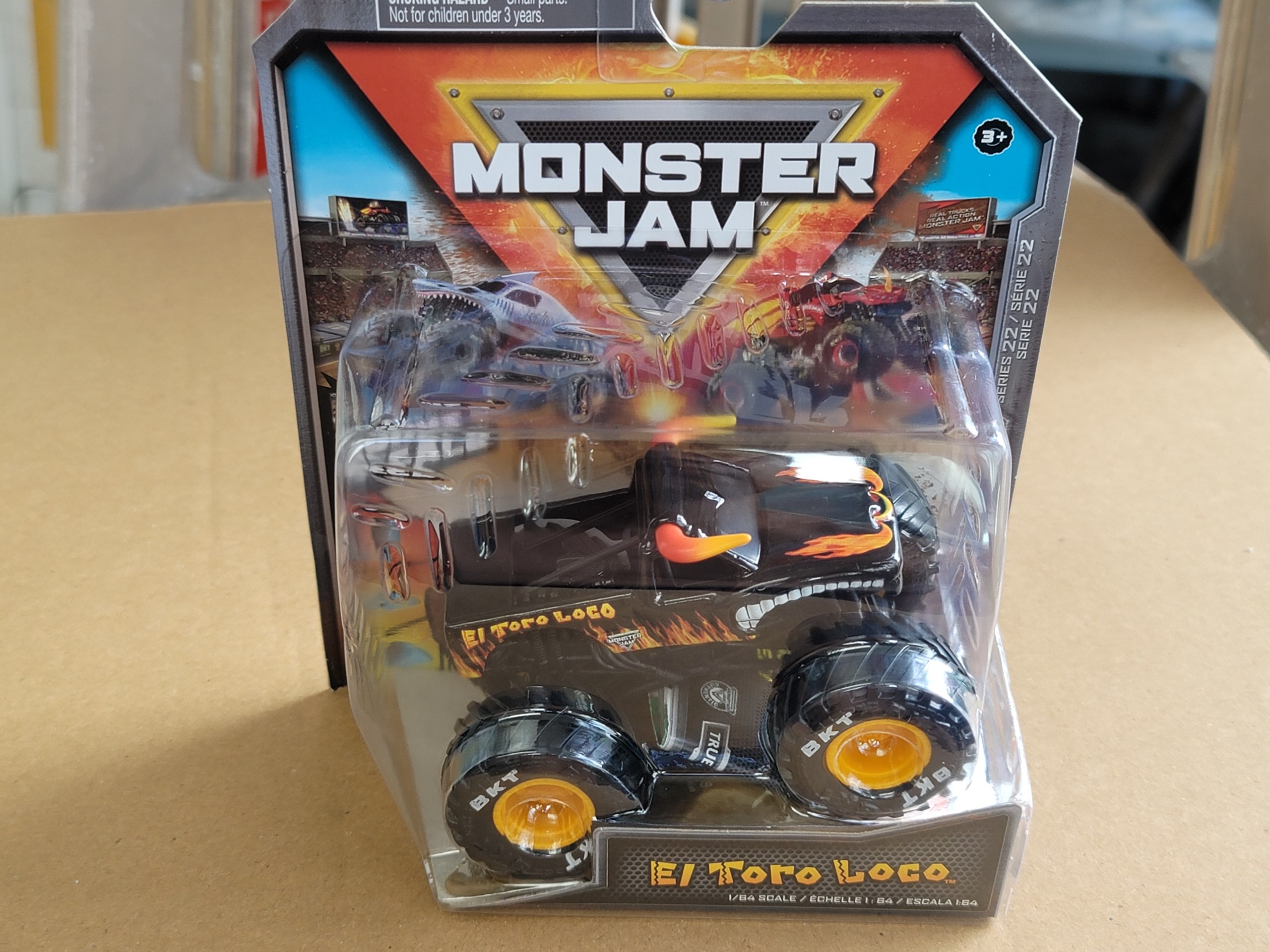 Mô hình xe tải Monster Jam Toro Loco đầu bò hàng Spin Master Canada, Xe còn nguyên hộp mới rất đẹp giá rẻ cho bé.