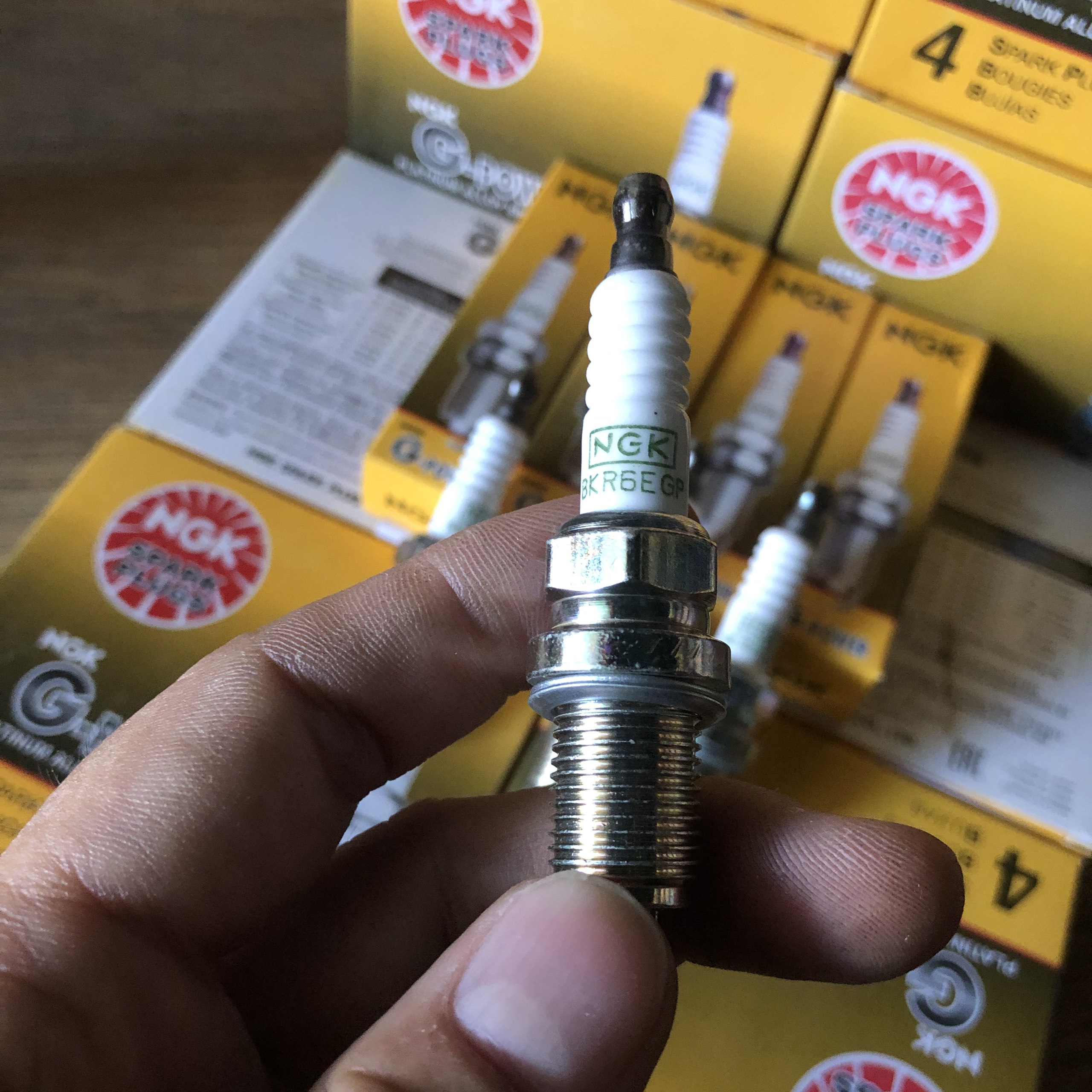 BỘ 4 BUGI NGK CHO CÁC DÒNG XE Ô TÔ CON ĐỜI CŨ