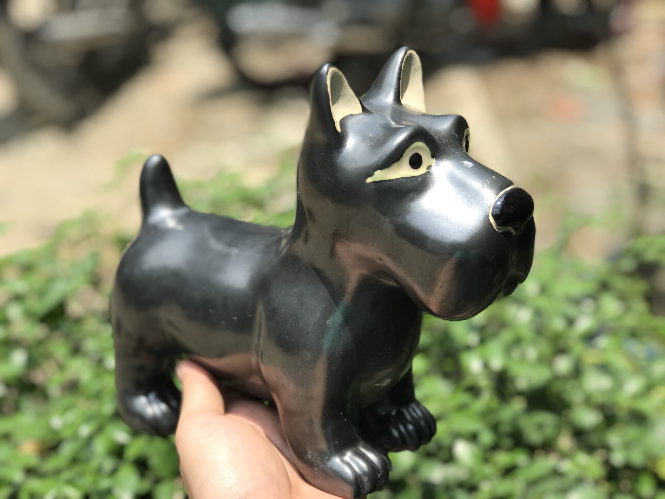 Gốm sứ trang trí hình con chó mực