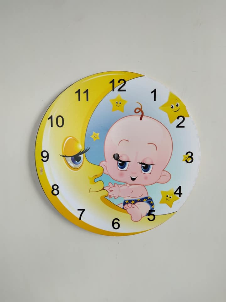 Đồng hồ treo tường mặt trăng và em bé