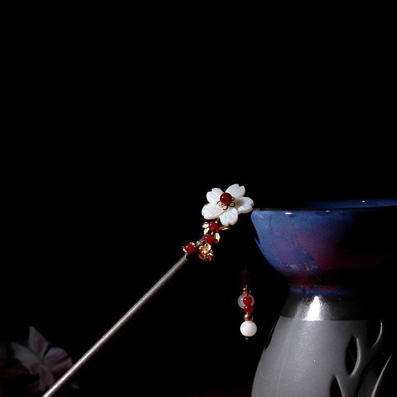 Trâm gỗ cổ trang hoa trắng saku nhị đỏ trâm cài tóc nữ phong cách cổ trang trung quốc