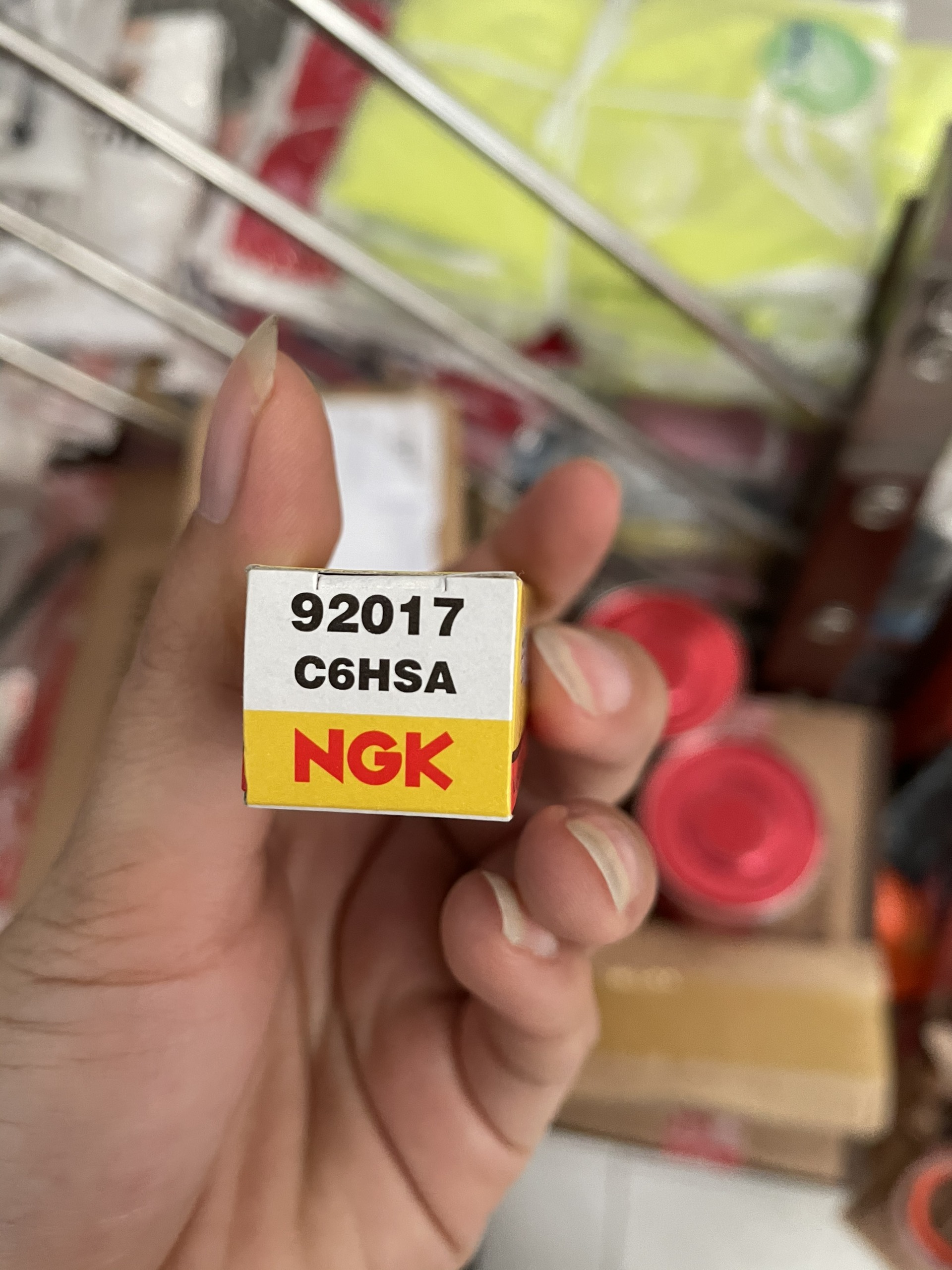 BUGI NGK C6HSA lắp cho xe Dream - Wave ( CHÂN NGẮN )