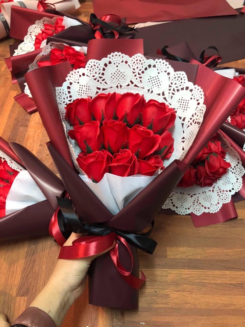 Hoa sáp bó 11 bông giấy đỏ siêu sang