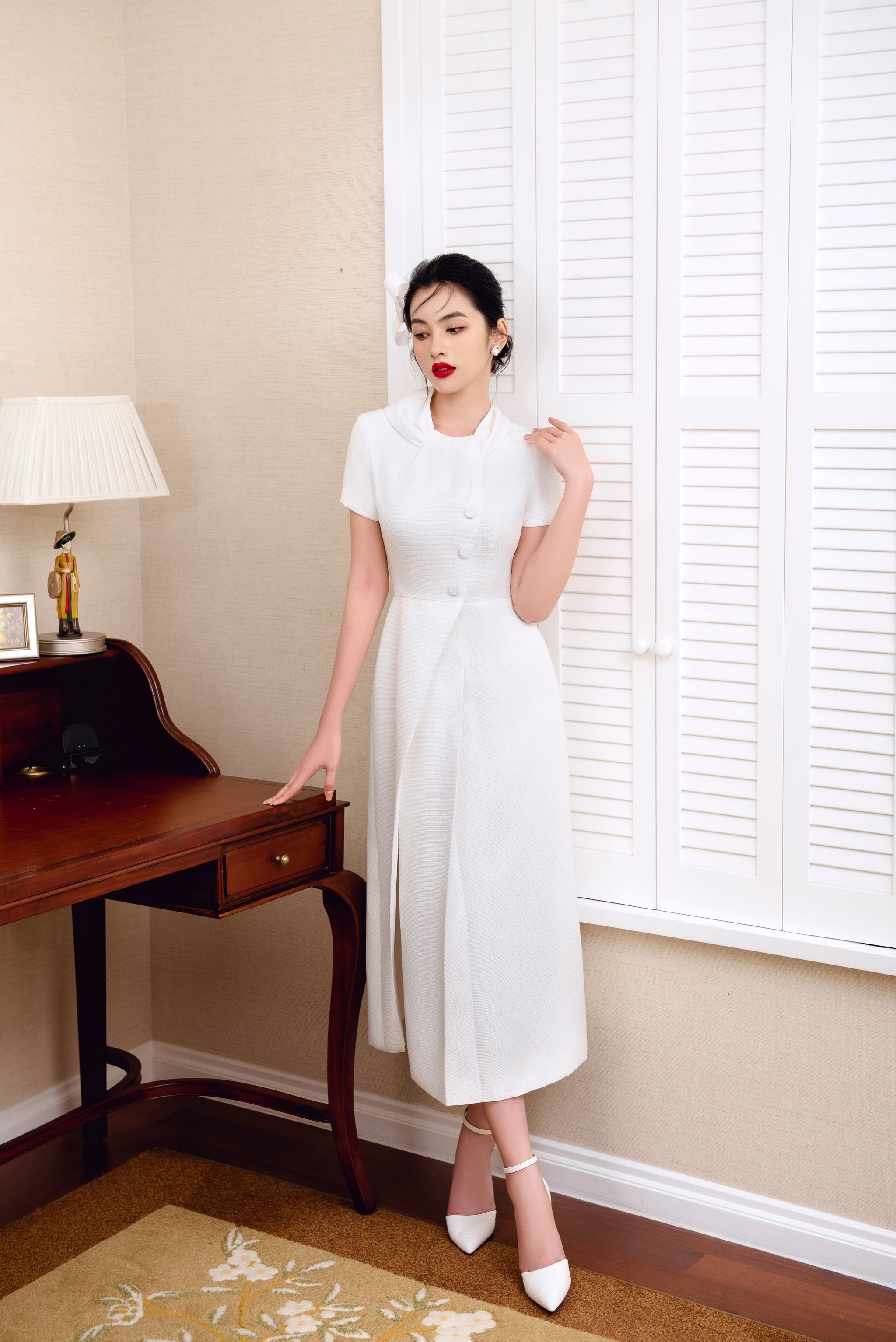 LARMES - Đầm trắng xếp li cổ Capella