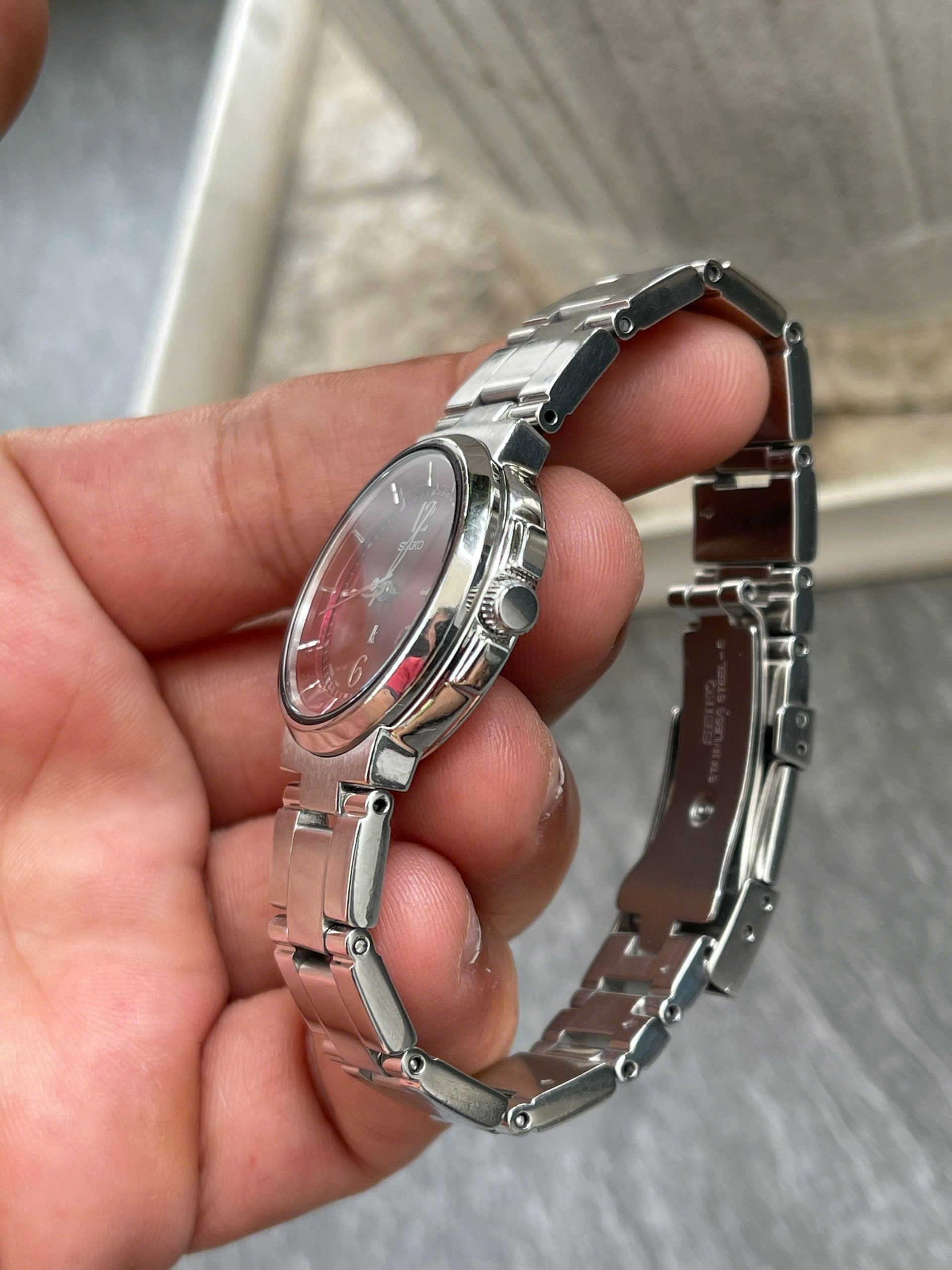 Đồng hồ nữ Seiko LK mặt hồng nhạt kính saphia chạy pin hàng Si