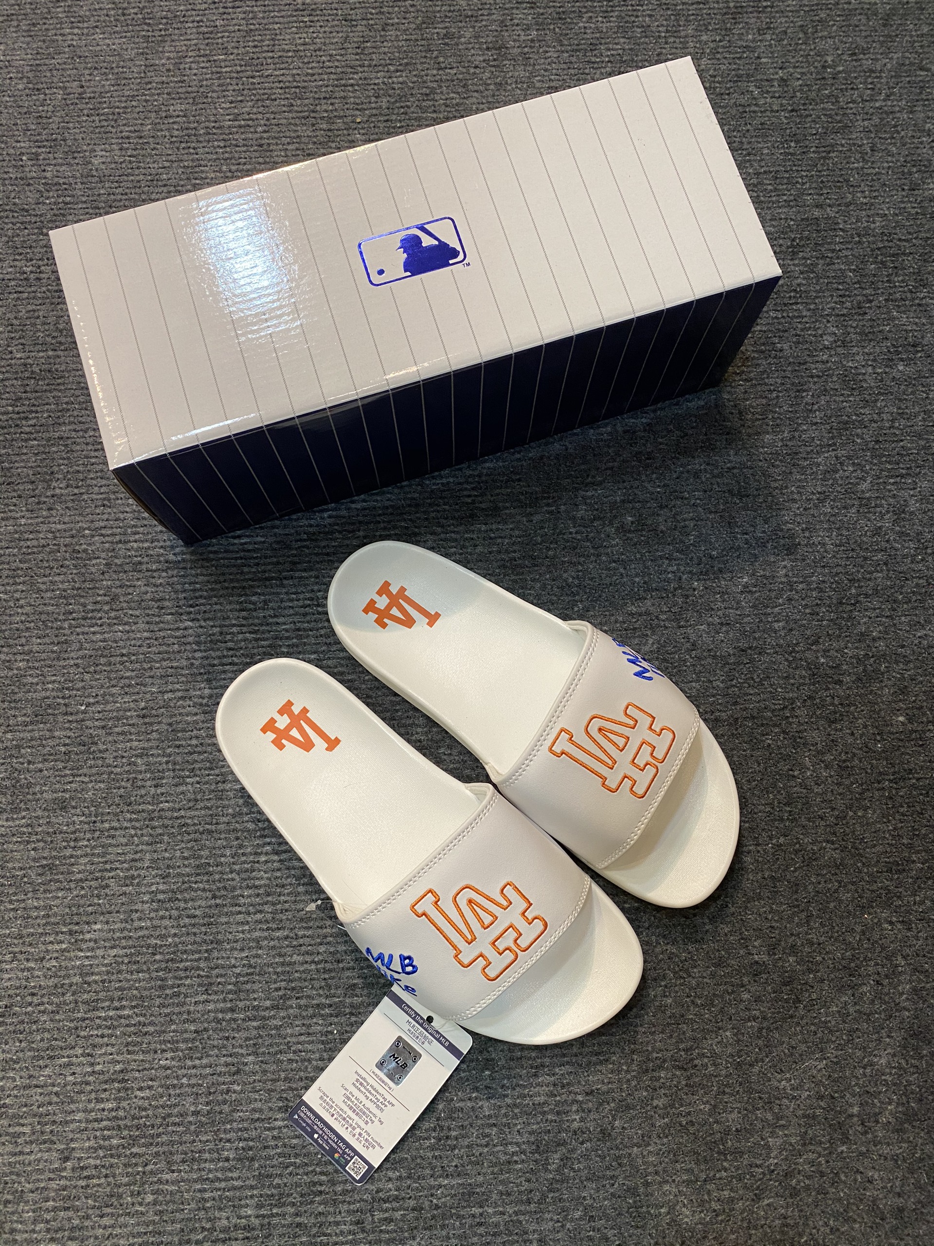 Dép mlb nam nữ thêu tay-trắng