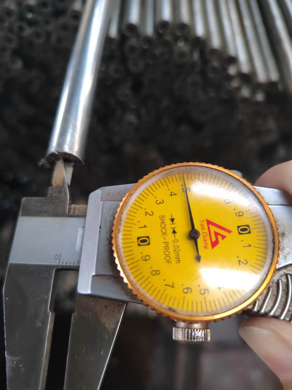 Ống thép đúc,phi ngoài 12mm, lỗ trong 5.5mm