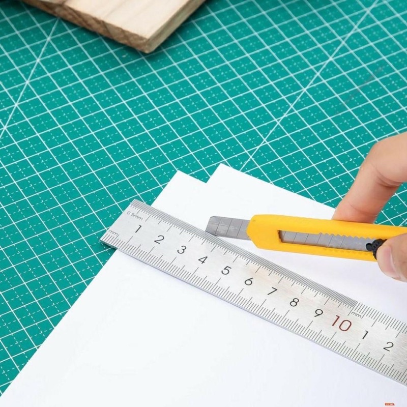 Dao rọc giấy Deli 2051: 1 cây.