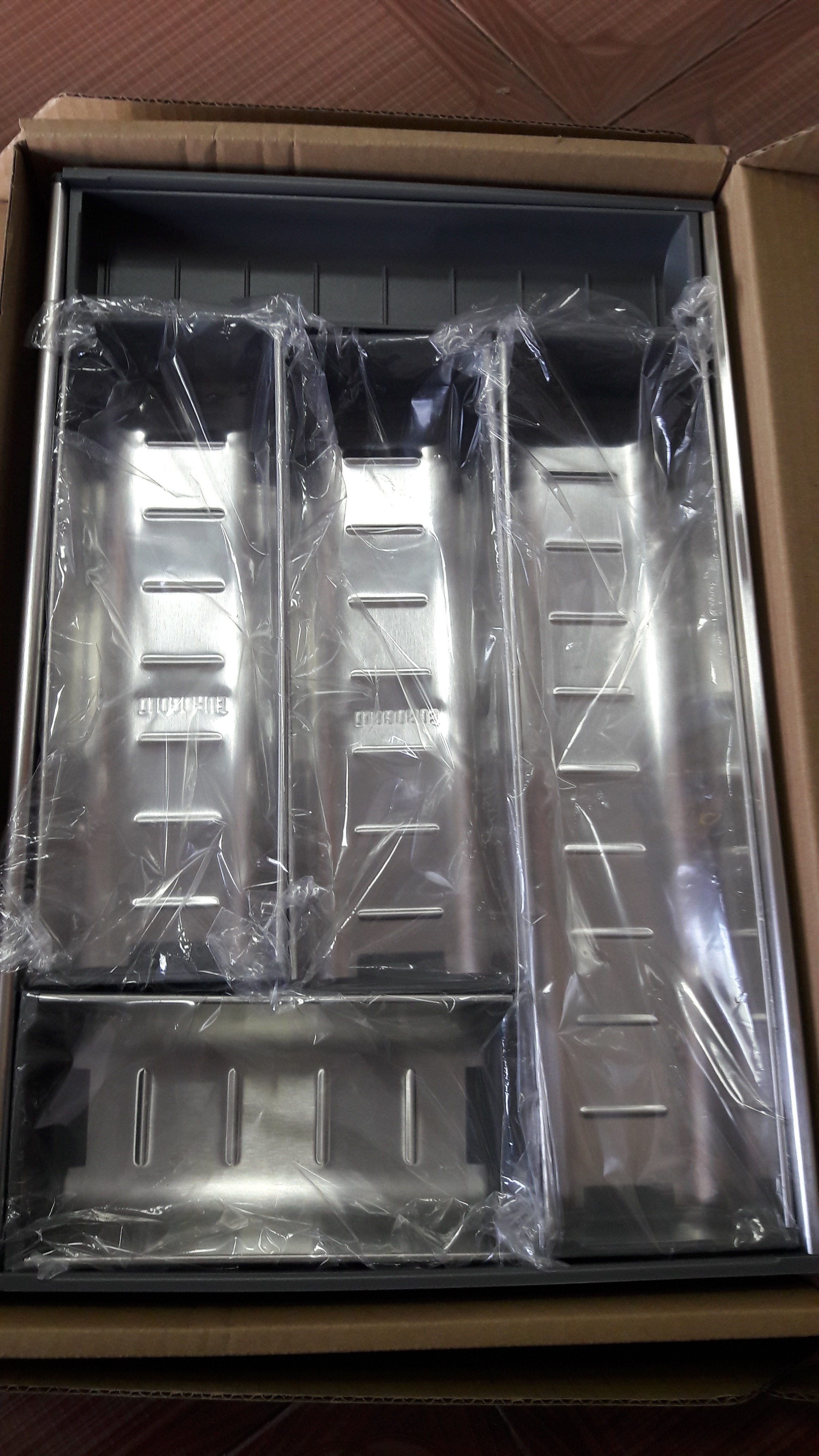 Khay chia thìa dĩa bằng Inox của hãng Eurogold, nhập khẩu.