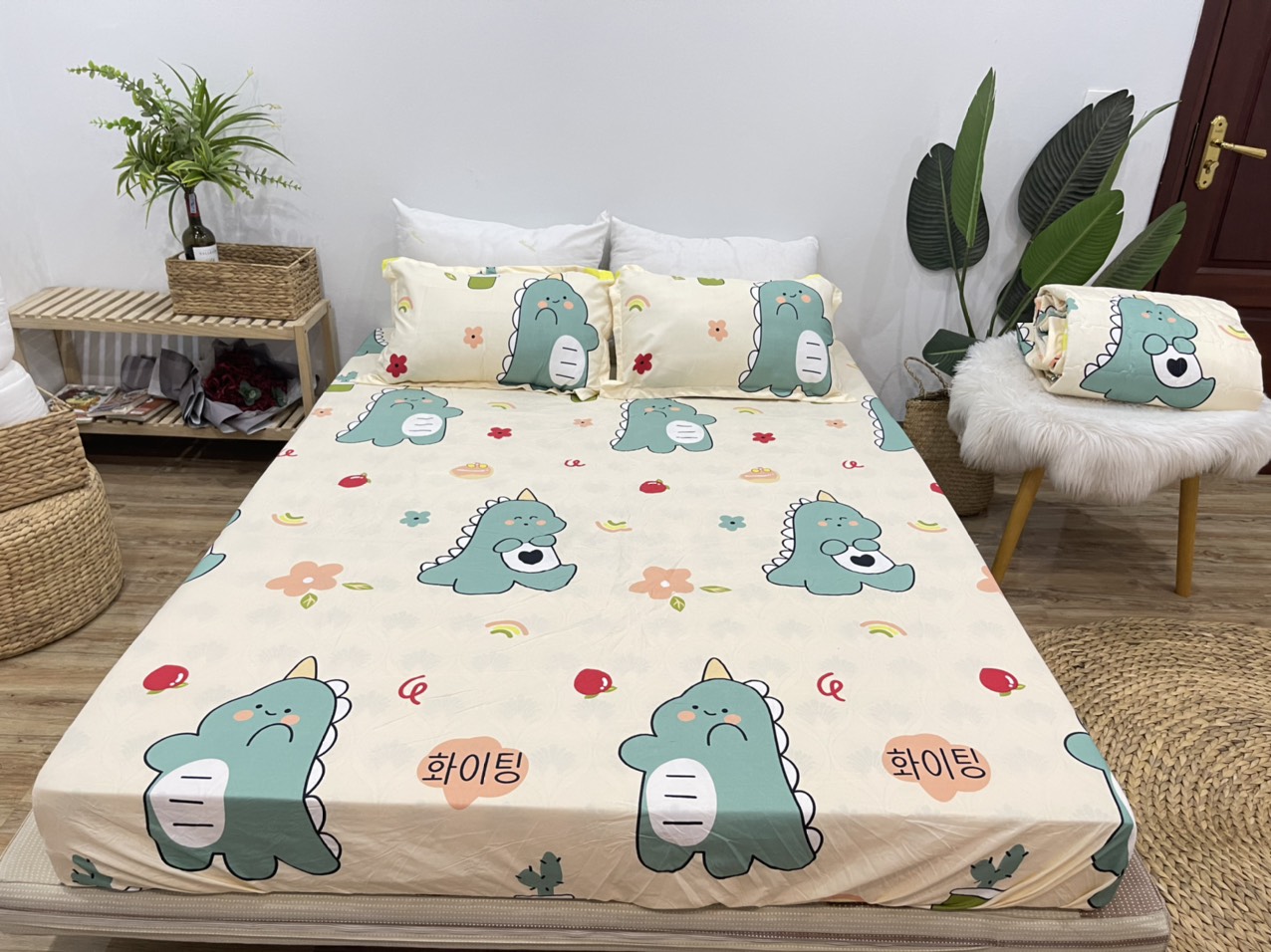Set Ga Gối Mẫu Khủng Long Cà Chua CHM47 ( Gồm 1 ga bo chun, 2 vỏ gối nằm và 1 vỏ ôm )