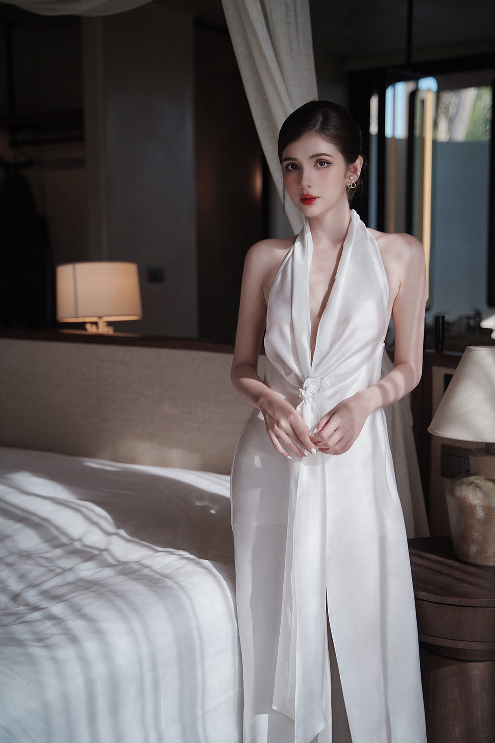 Đầm Lụa Màu Trắng Lưng Đổ Cổ Gài Khuy - XIPI