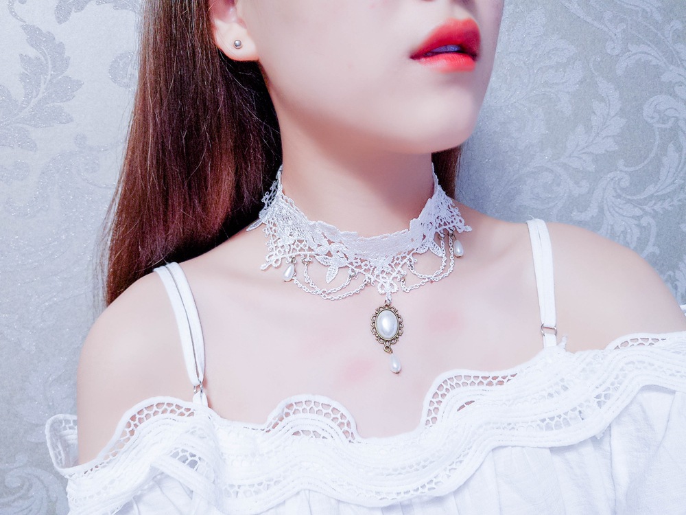 Dây chuyền ren trắng gắn hạt Oval