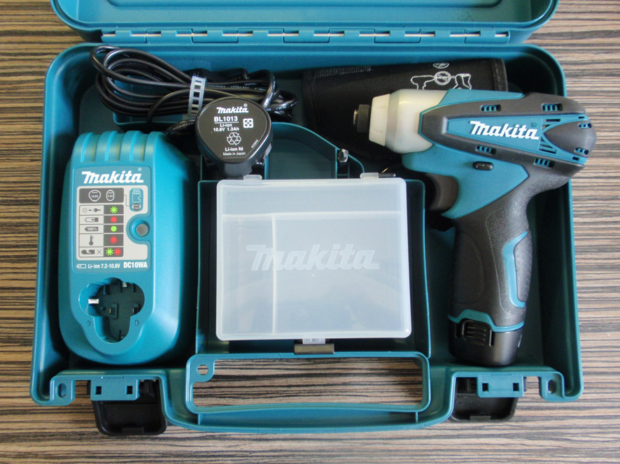 Máy vặn vít chạy pin Makita TD090DWE