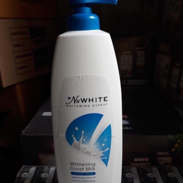 Sữa tắm Nuwhite 1.2L dâu, sữa