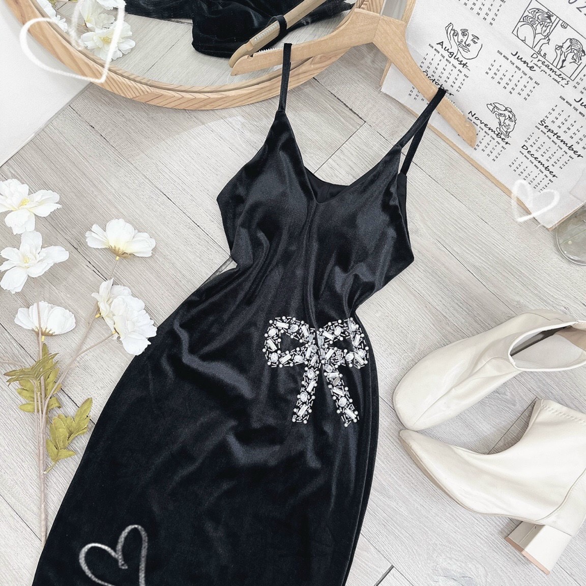 Đầm 2 dây nhung đính nơ đá sang trọng