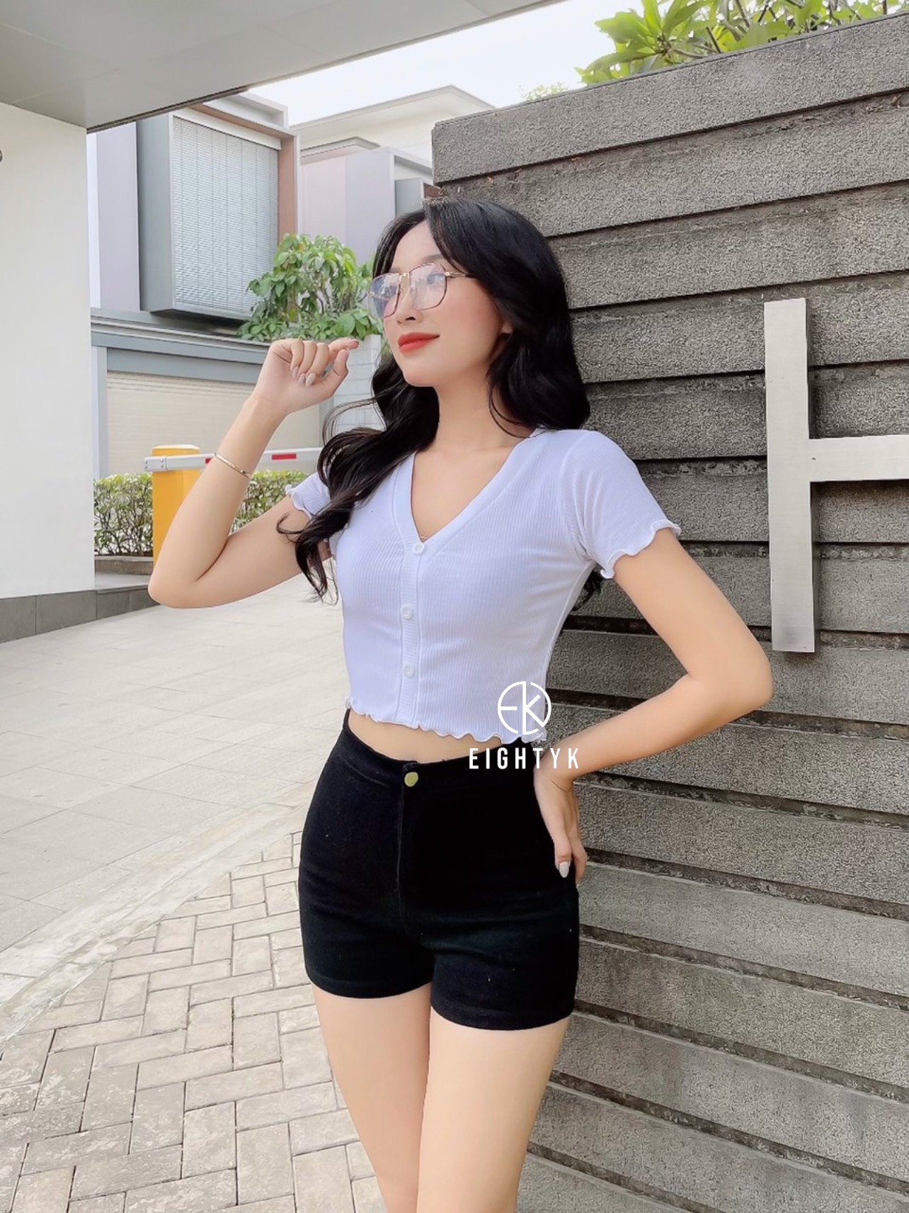 [EIGHTYK] Áo Croptop Tay Ngắn Cổ V Phối Nút