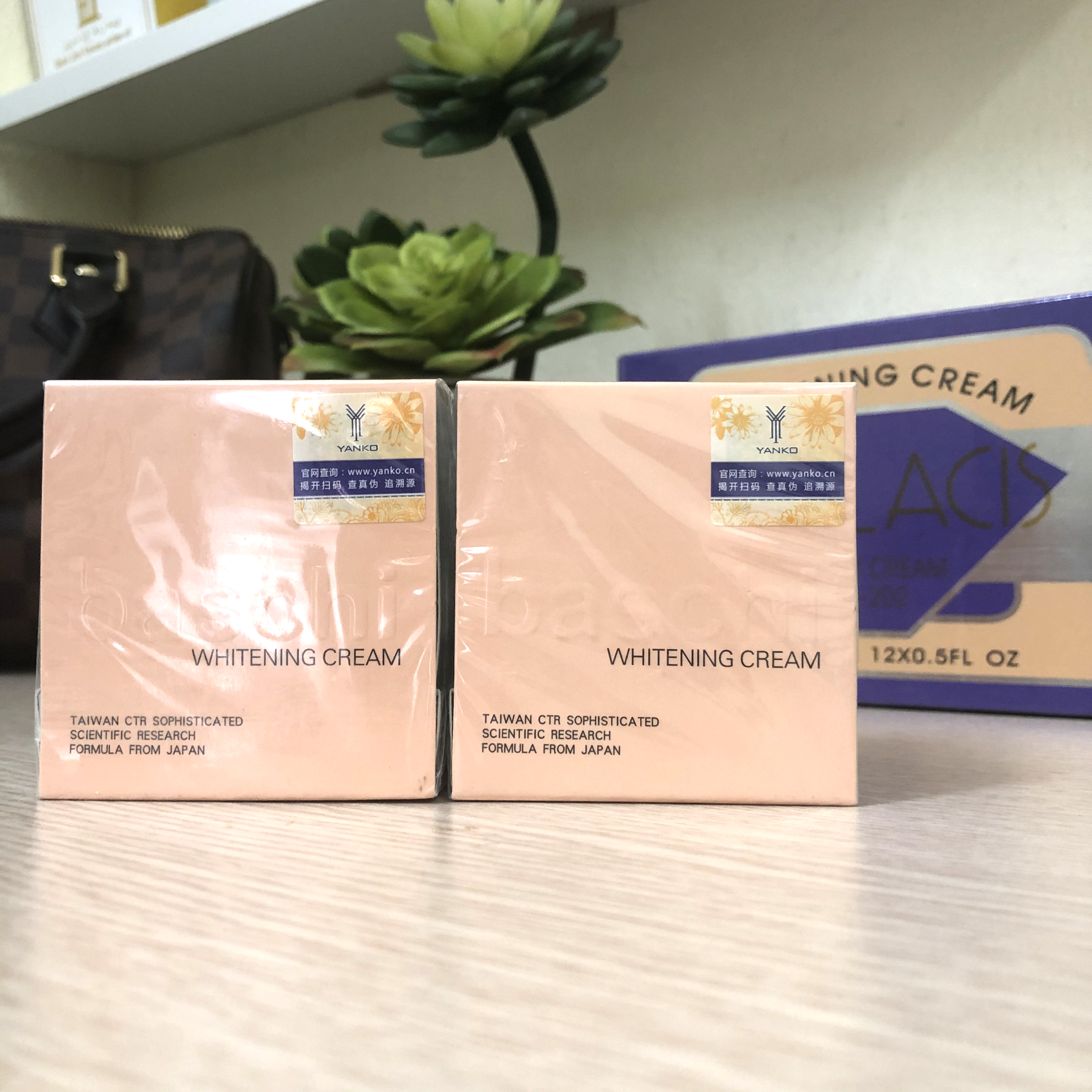 Kem dưỡng trắng da ban ngày hiệu Baschi