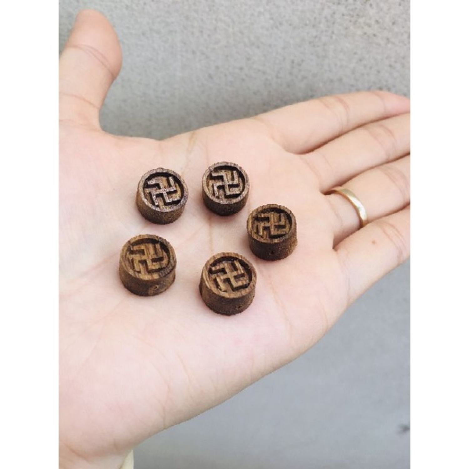 [Tặng dây]Charm Chữ Vạn Trầm Hương Tốc