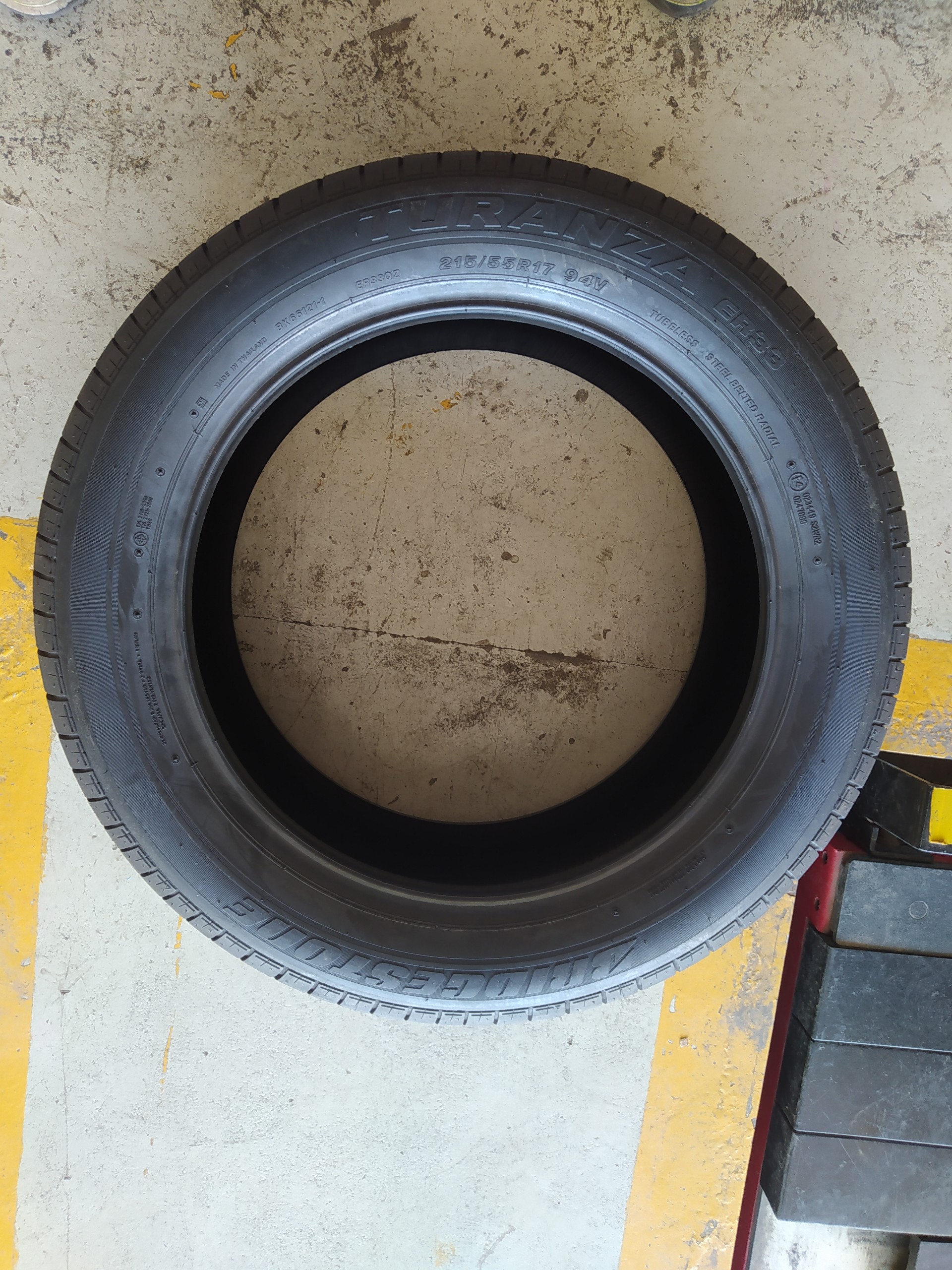 Lốp Bridgestone 215/55R17 ER33
