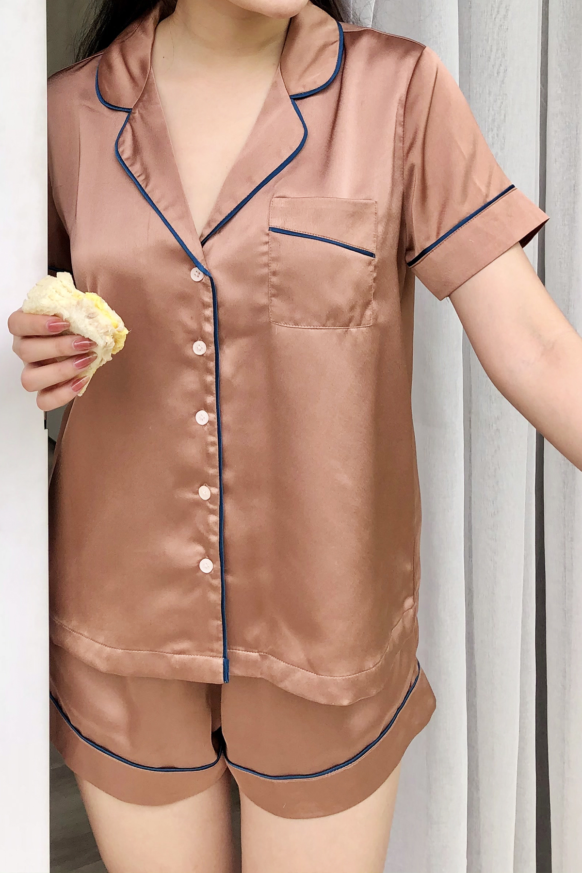 [NHẬP MÃ NOVFALAZSOCIAL02 GIẢM 40K ĐƠN 199K  ] Bộ pyjama MAYBI ngắn lụa nâu
