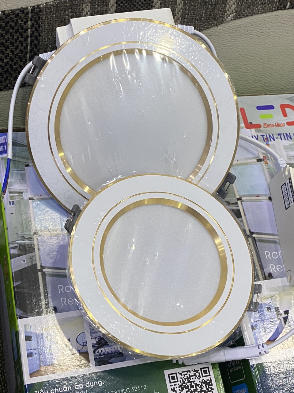 Đèn âm trần Rạng Đông 7w/phi 90, 9w phi 110 .3 màu,viền vàng
