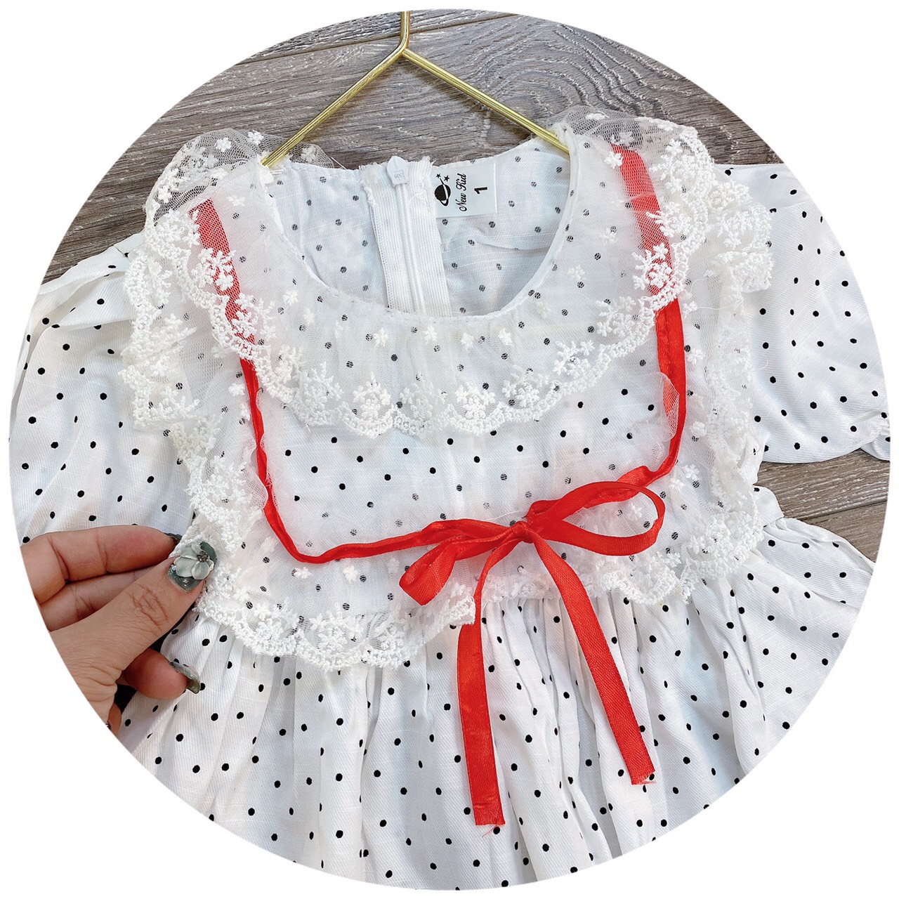 Váy đũi chấm bi nhỏ nơ đỏ cho bé gái