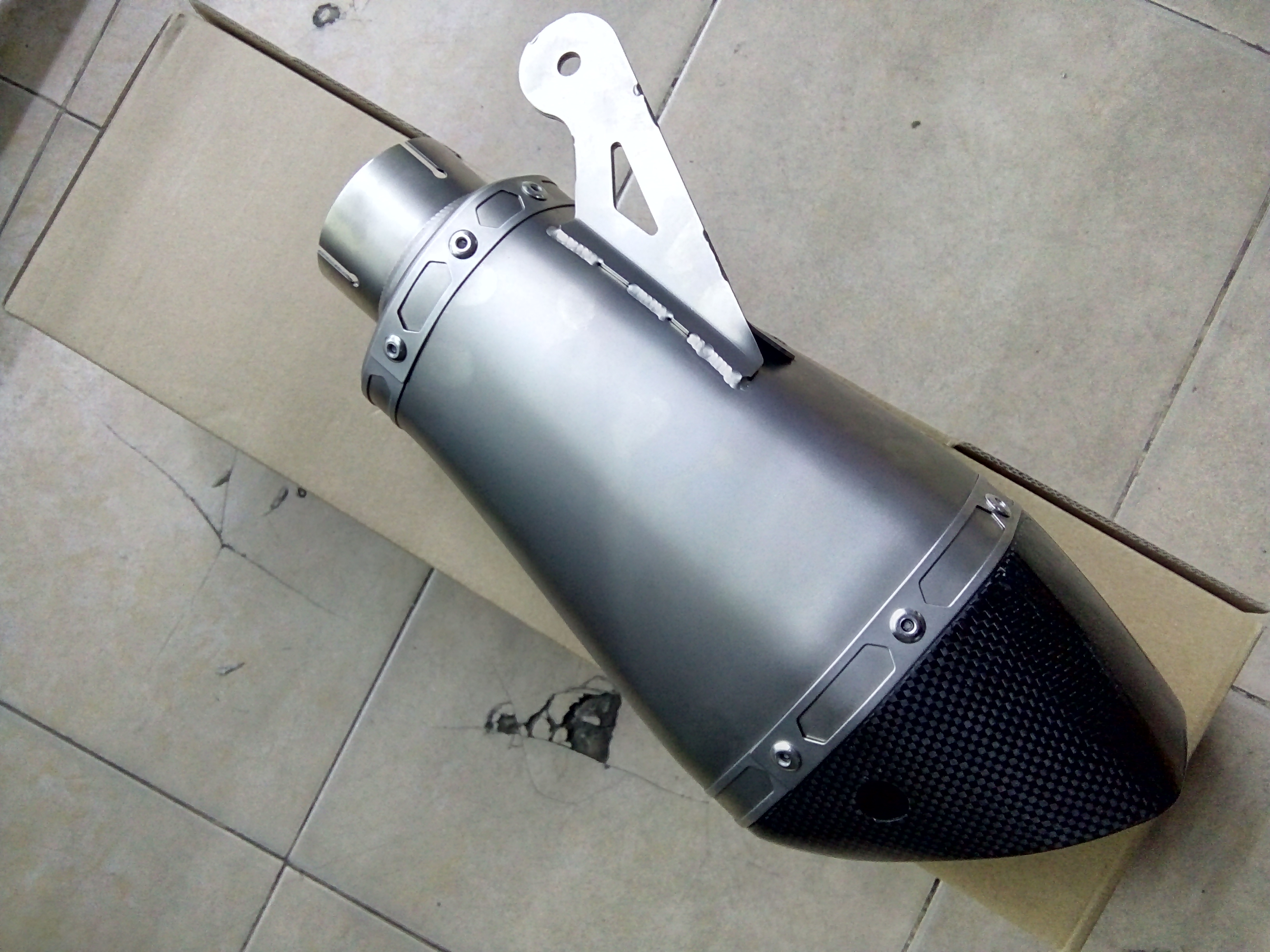 PÔ AKRAPOVIC BẦU TITAN ( Tặng kèm BÁT CHỐNG GẮN HỤT PÔ ĐỘ).