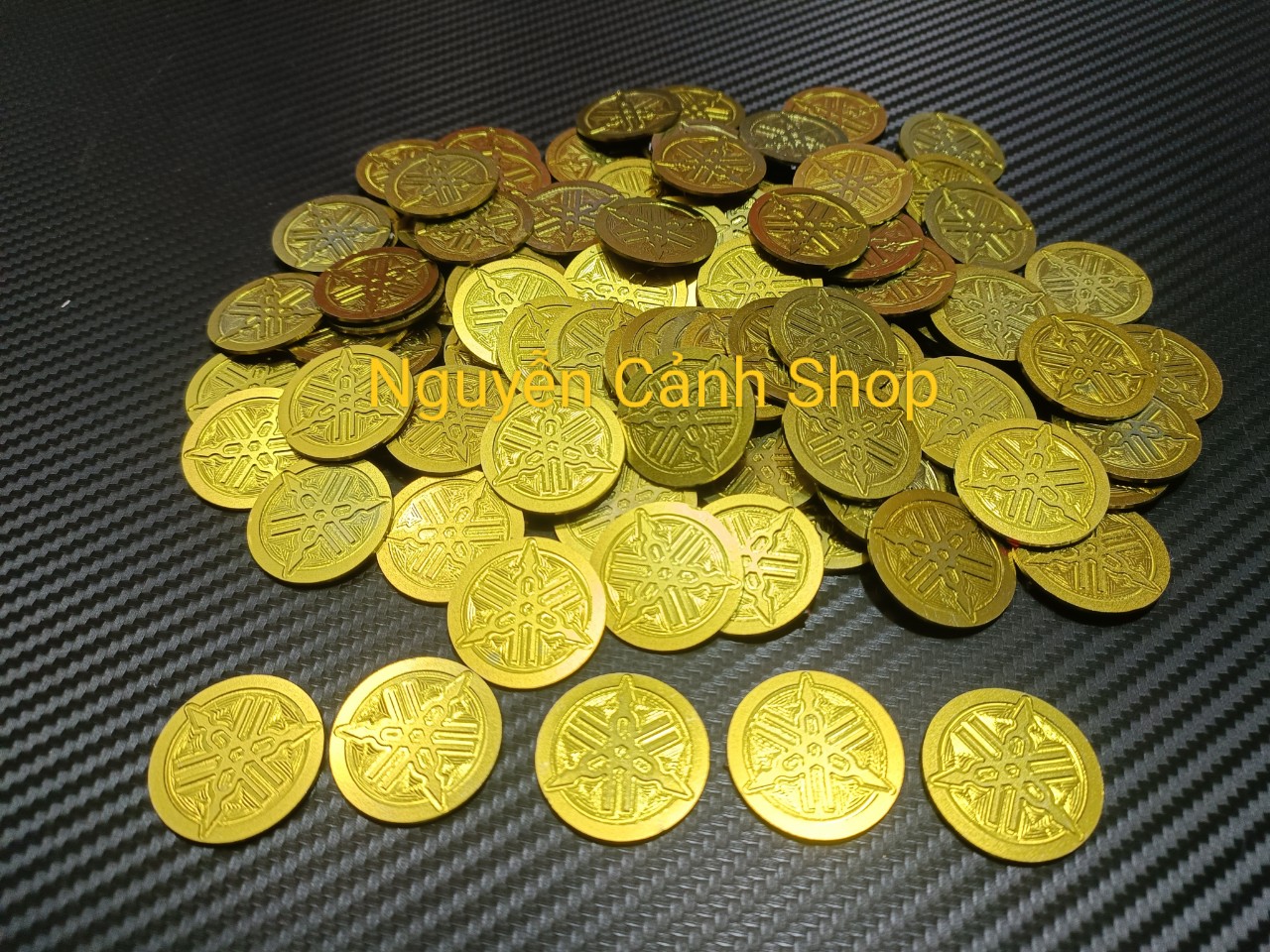Tem logo yamaha vàng 27mm titan