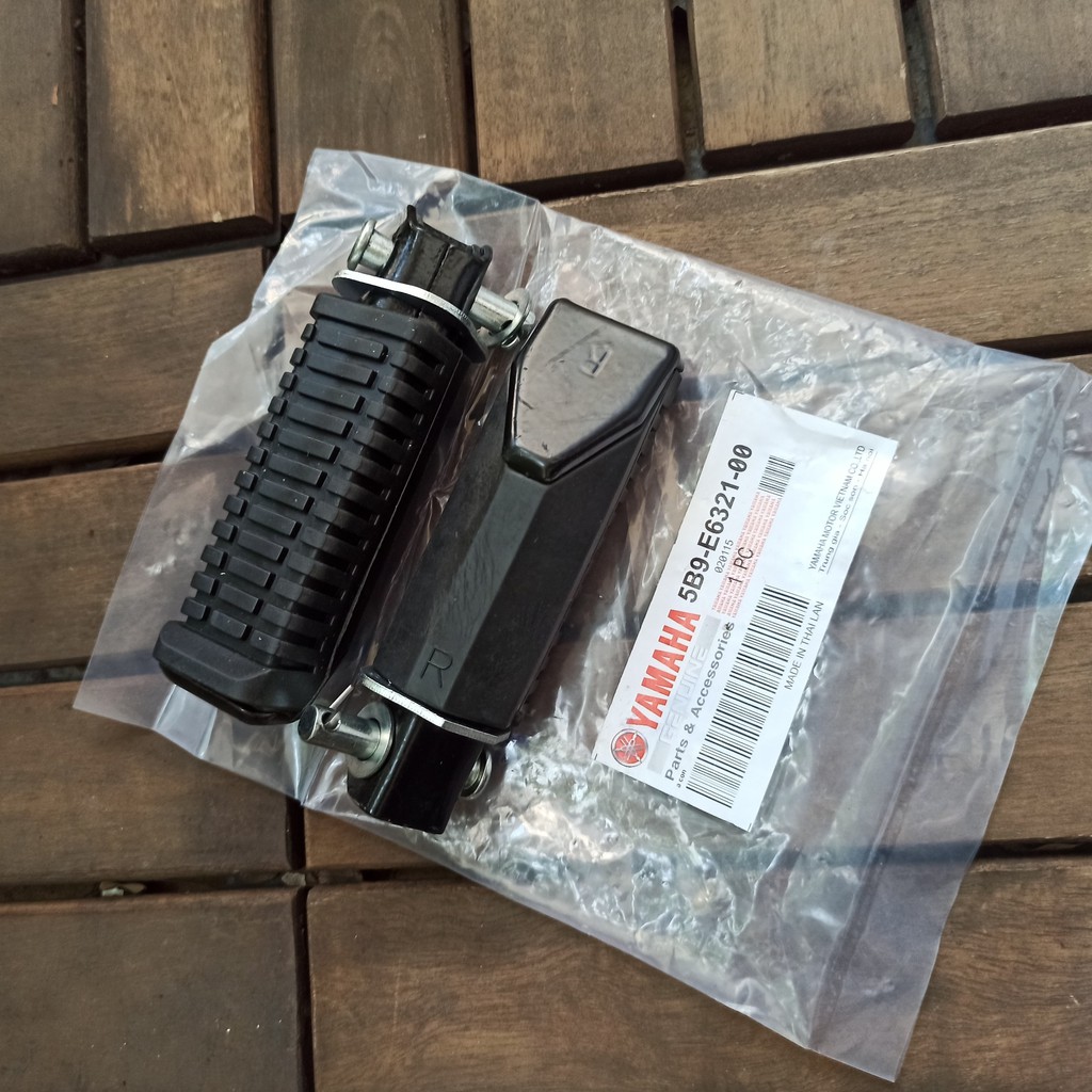 Cao su gác chân sau xe Exciter hãng YAMAHA (chốt rivet phi 8li)